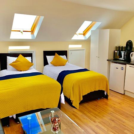 London Studio Apartments, Private Bathroom, Kitchenette, Parking, Np7 Extérieur photo