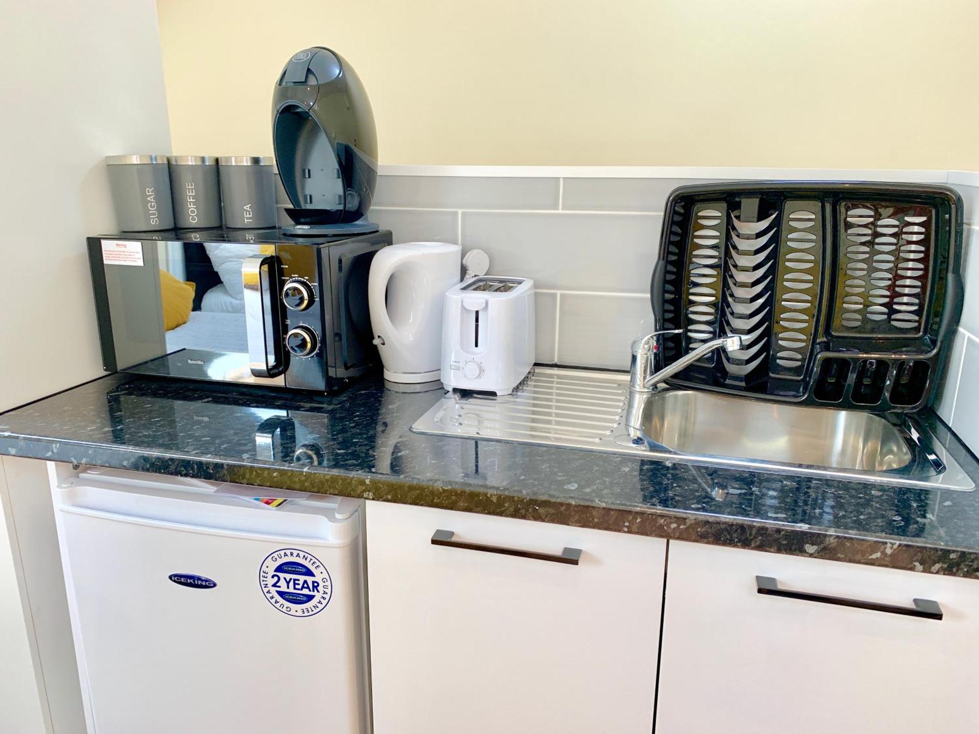 London Studio Apartments, Private Bathroom, Kitchenette, Parking, Np7 Extérieur photo