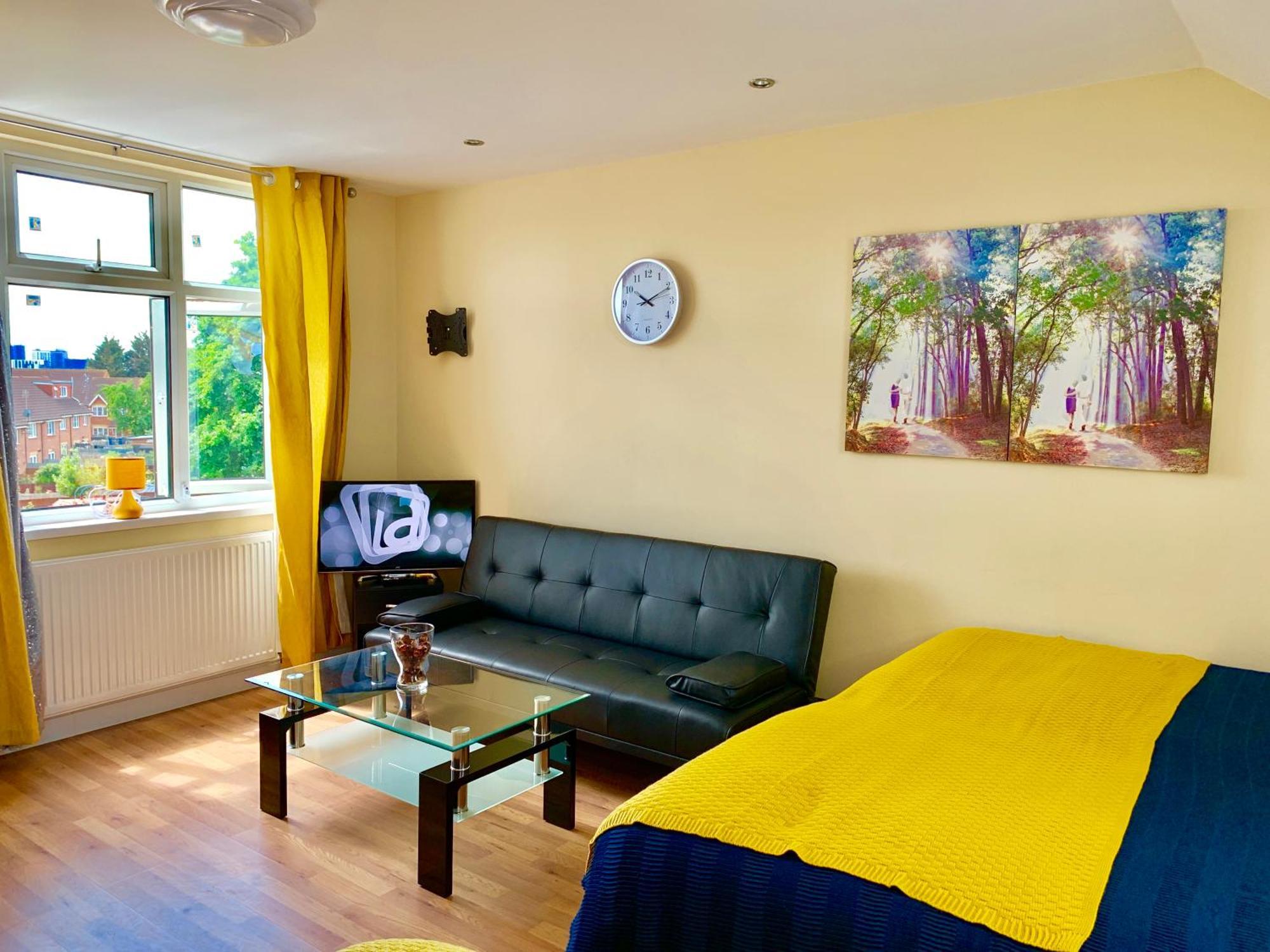 London Studio Apartments, Private Bathroom, Kitchenette, Parking, Np7 Extérieur photo
