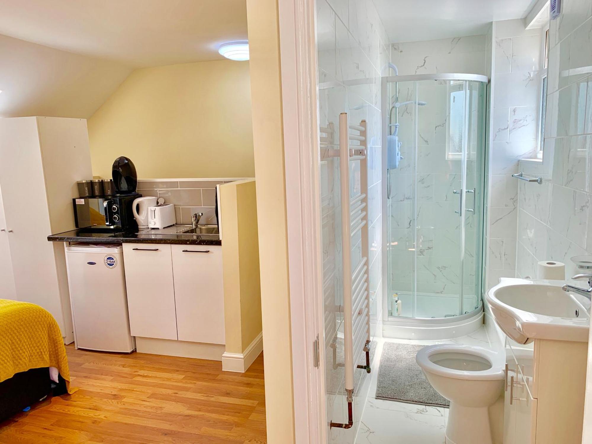 London Studio Apartments, Private Bathroom, Kitchenette, Parking, Np7 Extérieur photo