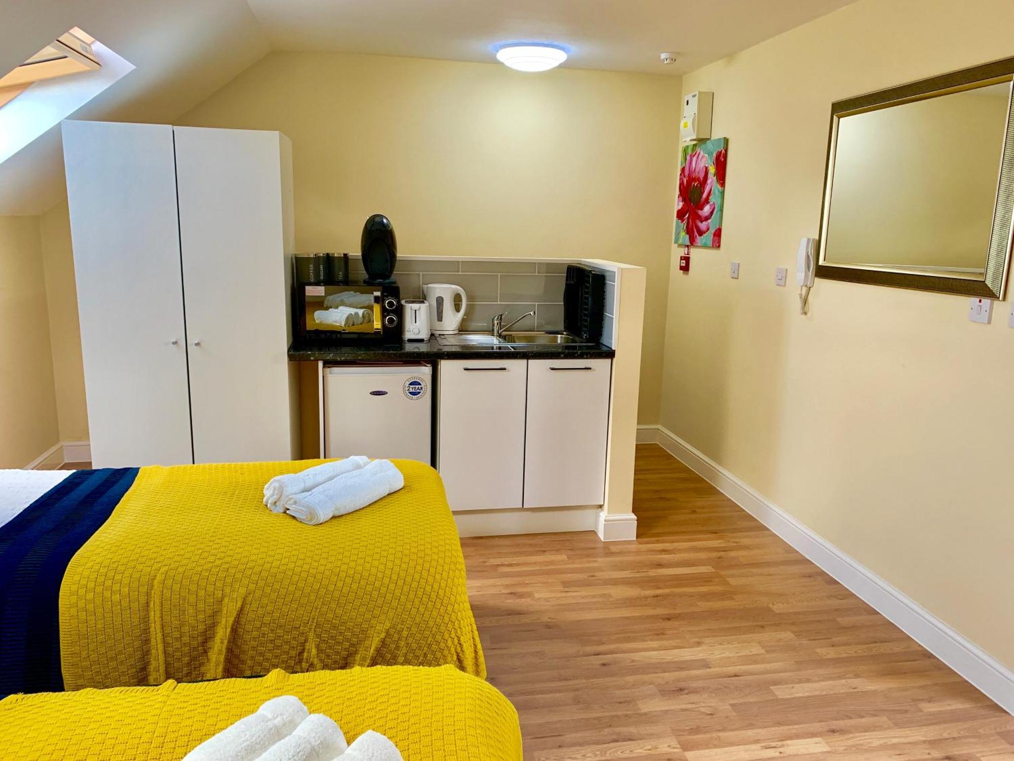 London Studio Apartments, Private Bathroom, Kitchenette, Parking, Np7 Extérieur photo