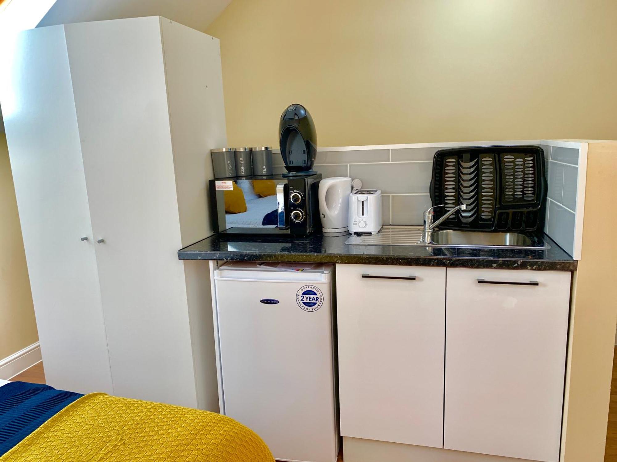 London Studio Apartments, Private Bathroom, Kitchenette, Parking, Np7 Extérieur photo