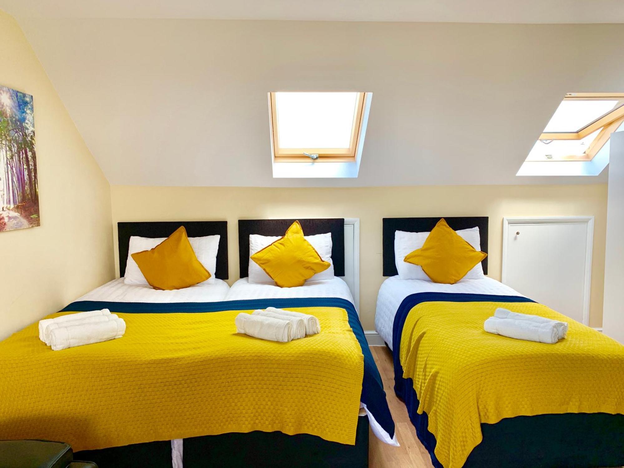 London Studio Apartments, Private Bathroom, Kitchenette, Parking, Np7 Extérieur photo
