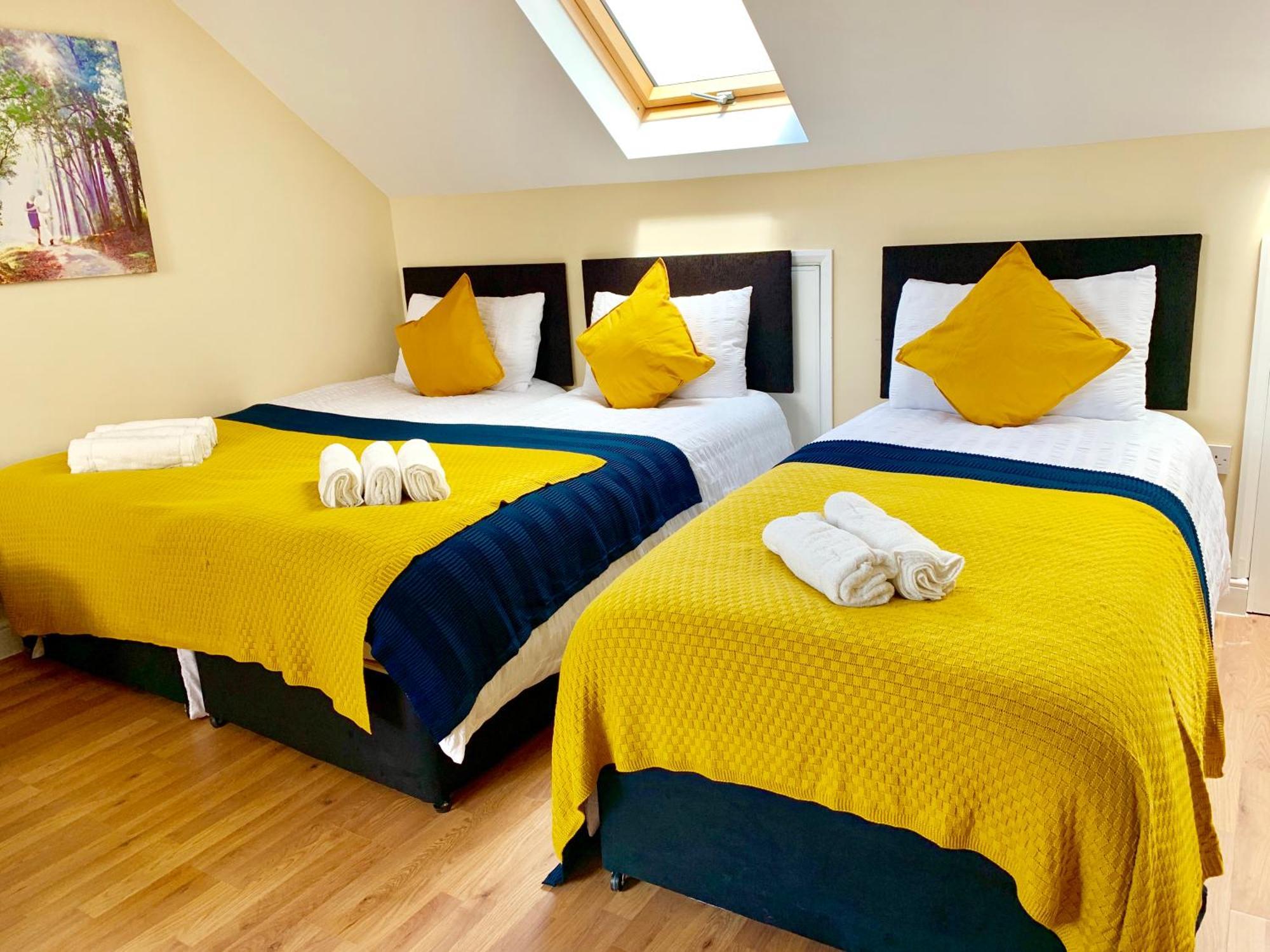 London Studio Apartments, Private Bathroom, Kitchenette, Parking, Np7 Extérieur photo